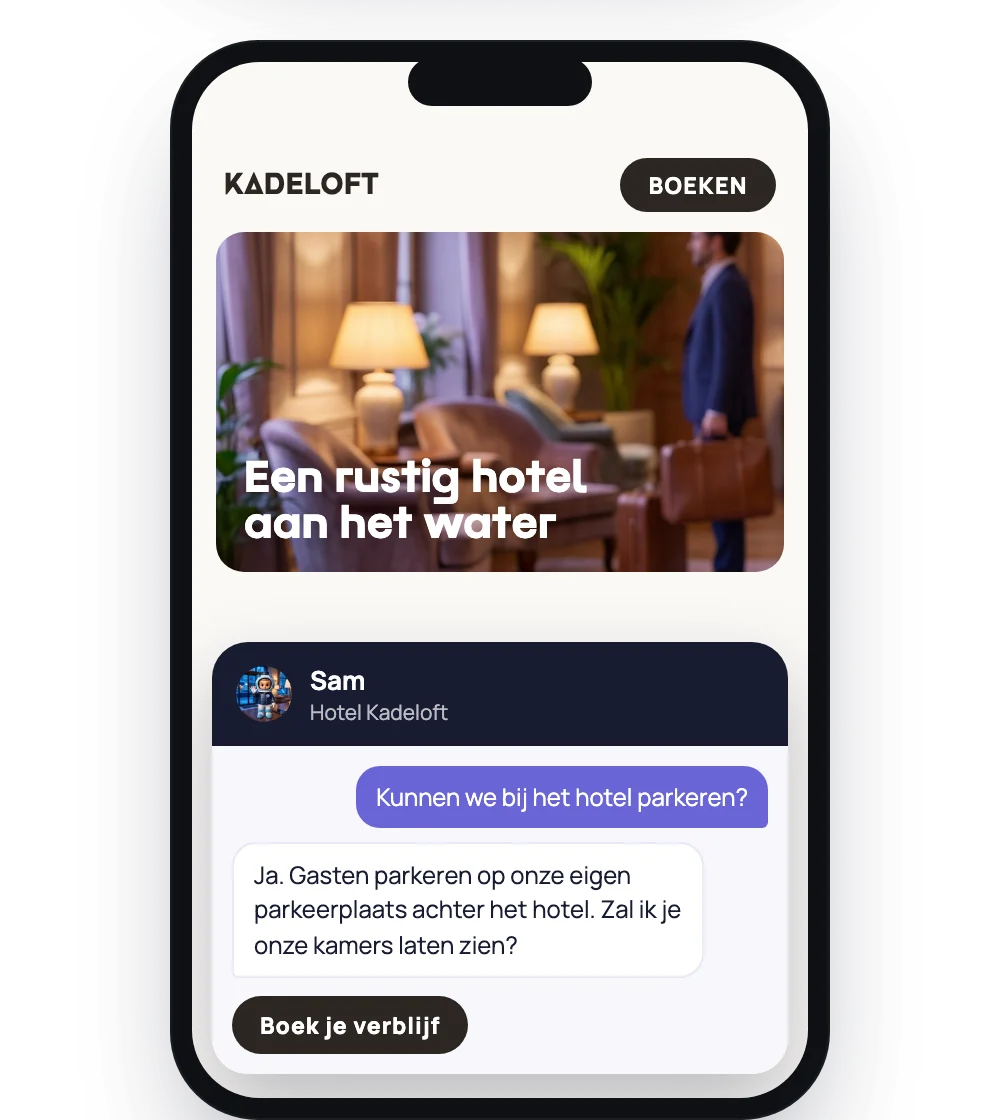 Sam beantwoordt de vraag van een gast in de chat op een hotelwebsite, met een knop om te boeken